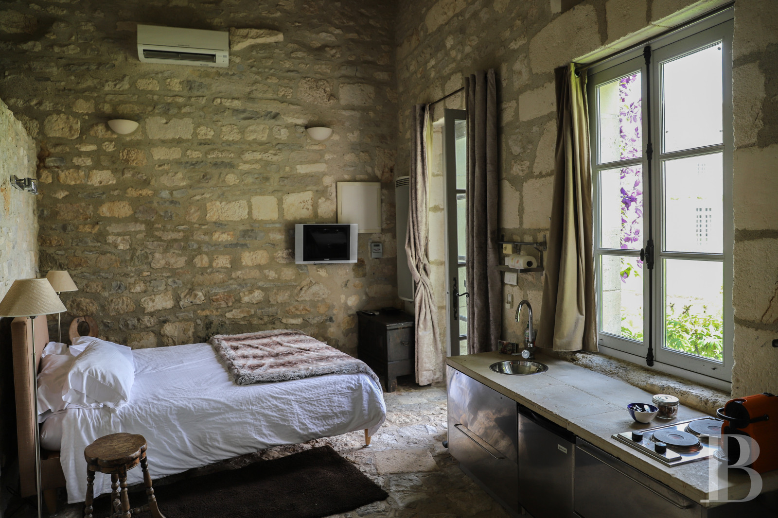 En Bourgogne, non loin de Vézelay, un château en bord de falaise surplombant l’Yonne - photo  n°41